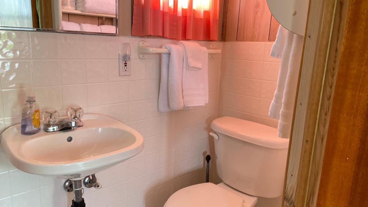 Rachel'S Motel And Cottages Surrey Екстер'єр фото