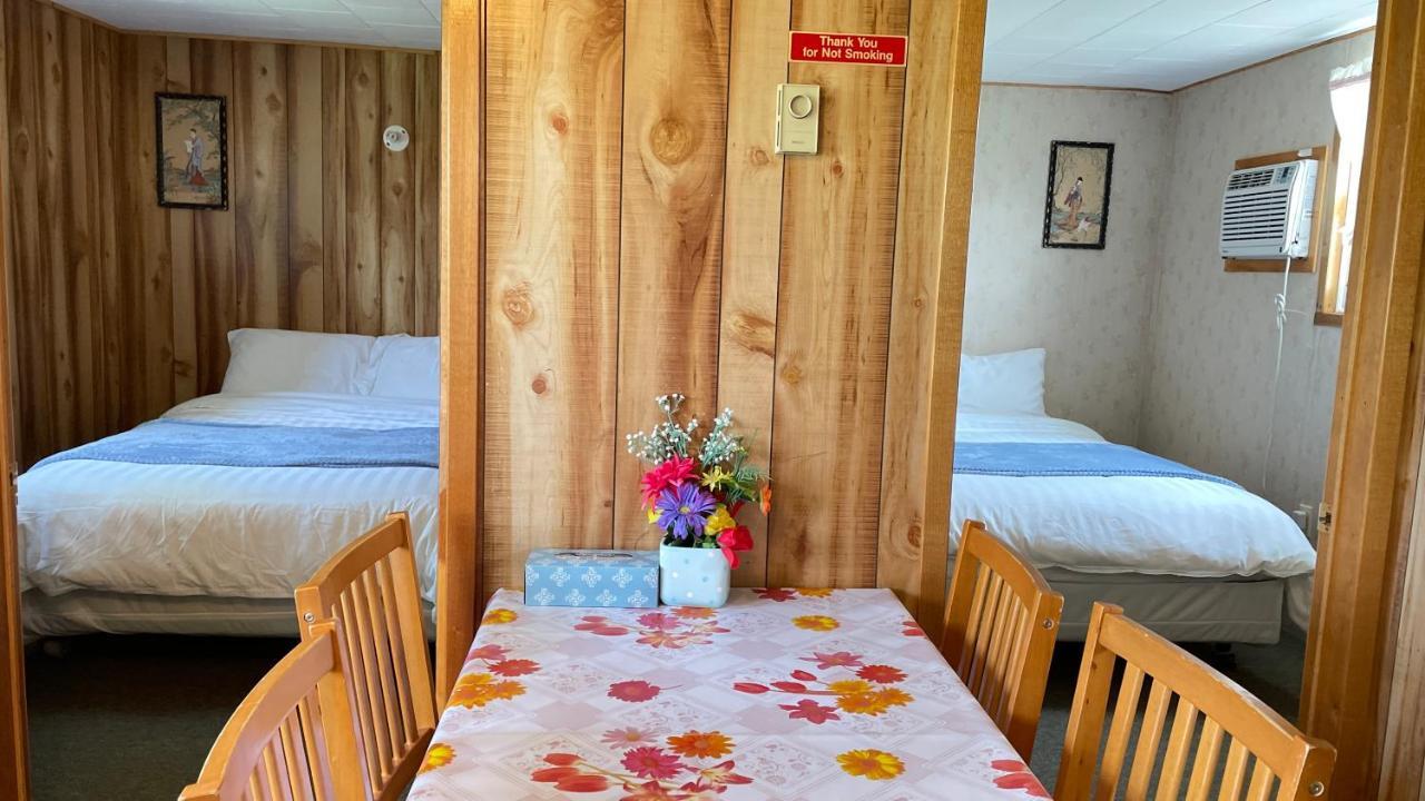 Rachel'S Motel And Cottages Surrey Екстер'єр фото