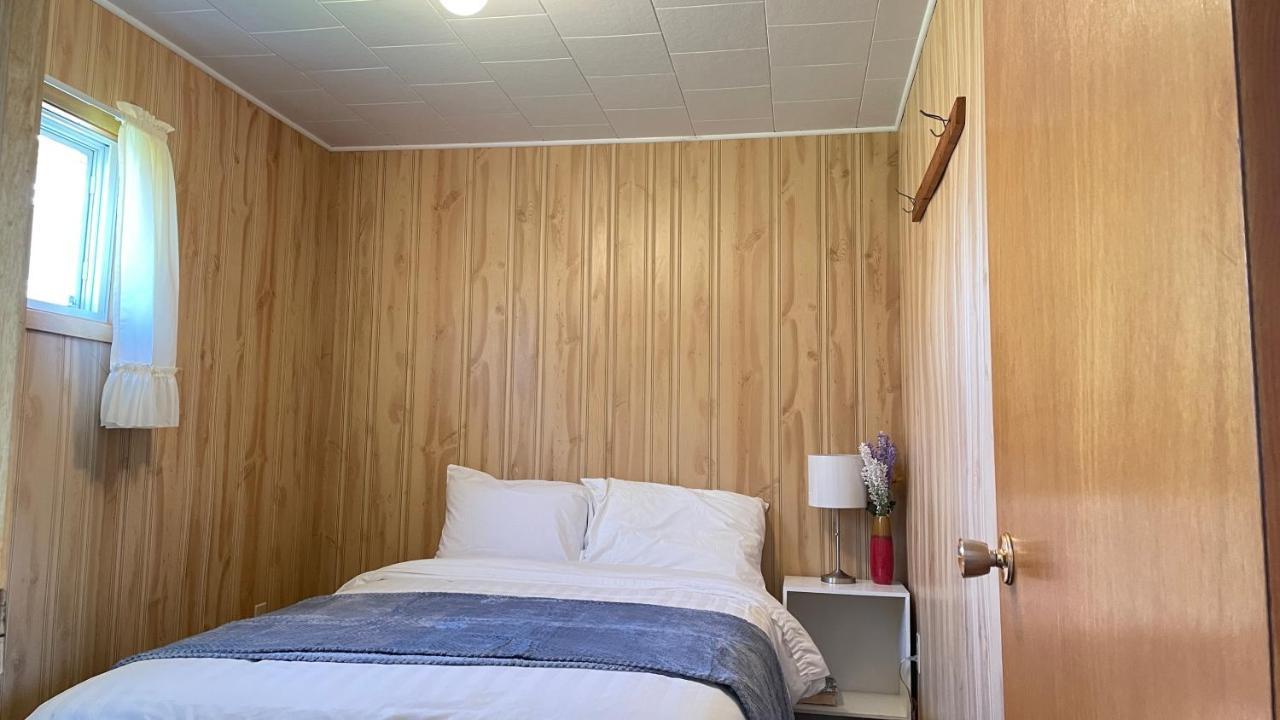 Rachel'S Motel And Cottages Surrey Екстер'єр фото